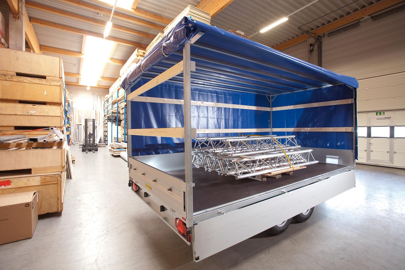 Humbaur Serie 4000 4000x2030 mm Ladefläche Universalanhänger Fahrzeugtransporter mit Auffahrschienen
