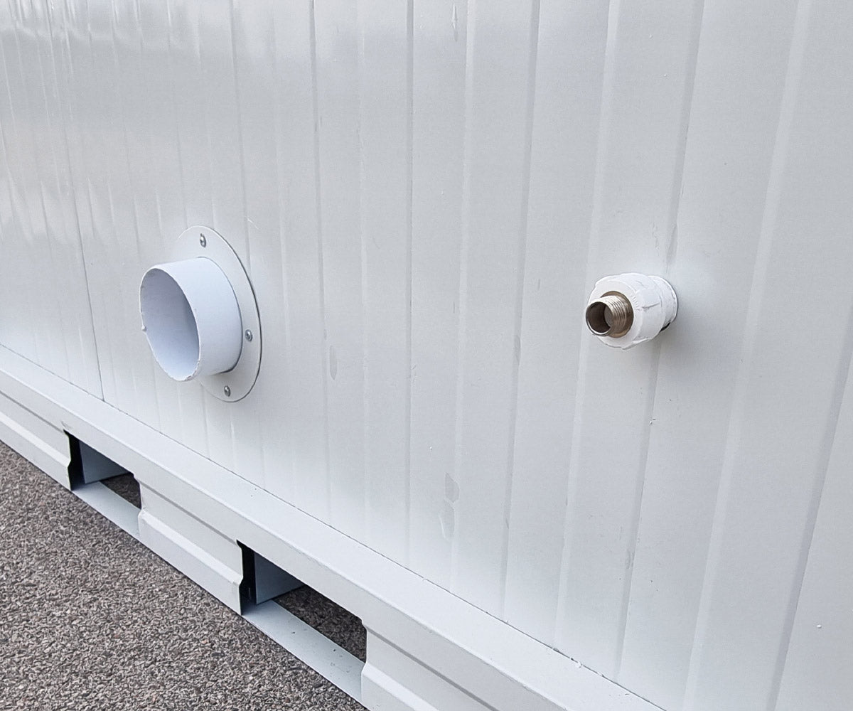 Sanitärcontainer RAL 9002 - Klo Pissoir Waschbecken mit Warmwasser