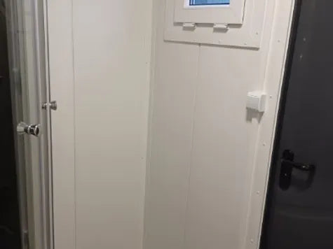 Sanitärcontainer WC Dusche mit Heizkessel und Kippfenster