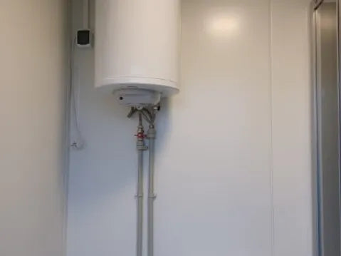 Sanitärcontainer WC Dusche mit Heizkessel und Kippfenster