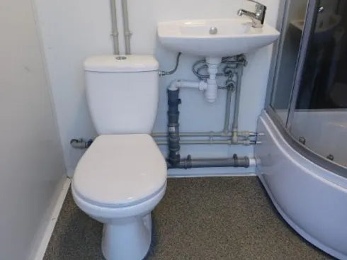 Sanitärcontainer WC Dusche mit Heizkessel und Kippfenster