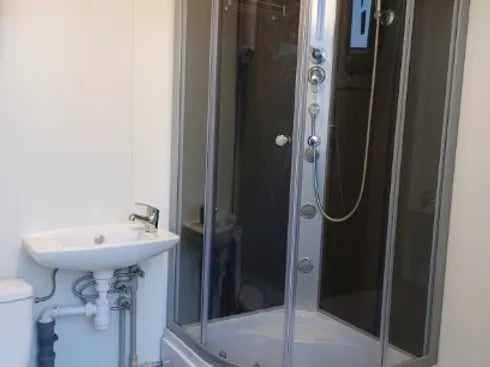 Sanitärcontainer WC Dusche mit Heizkessel und Kippfenster