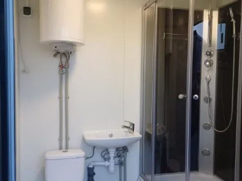 Sanitärcontainer WC Dusche mit Heizkessel und Kippfenster