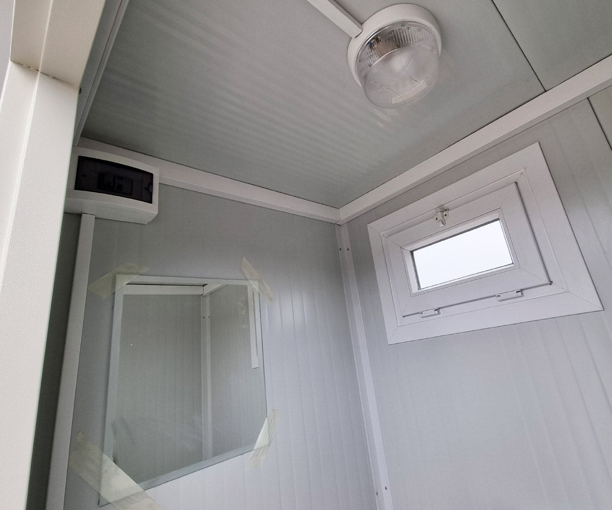 Toilettencontainer - WC mit Pissoir Waschbecken und Fenster Weiß