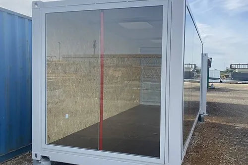 Verglaster Ausstellungscontainer